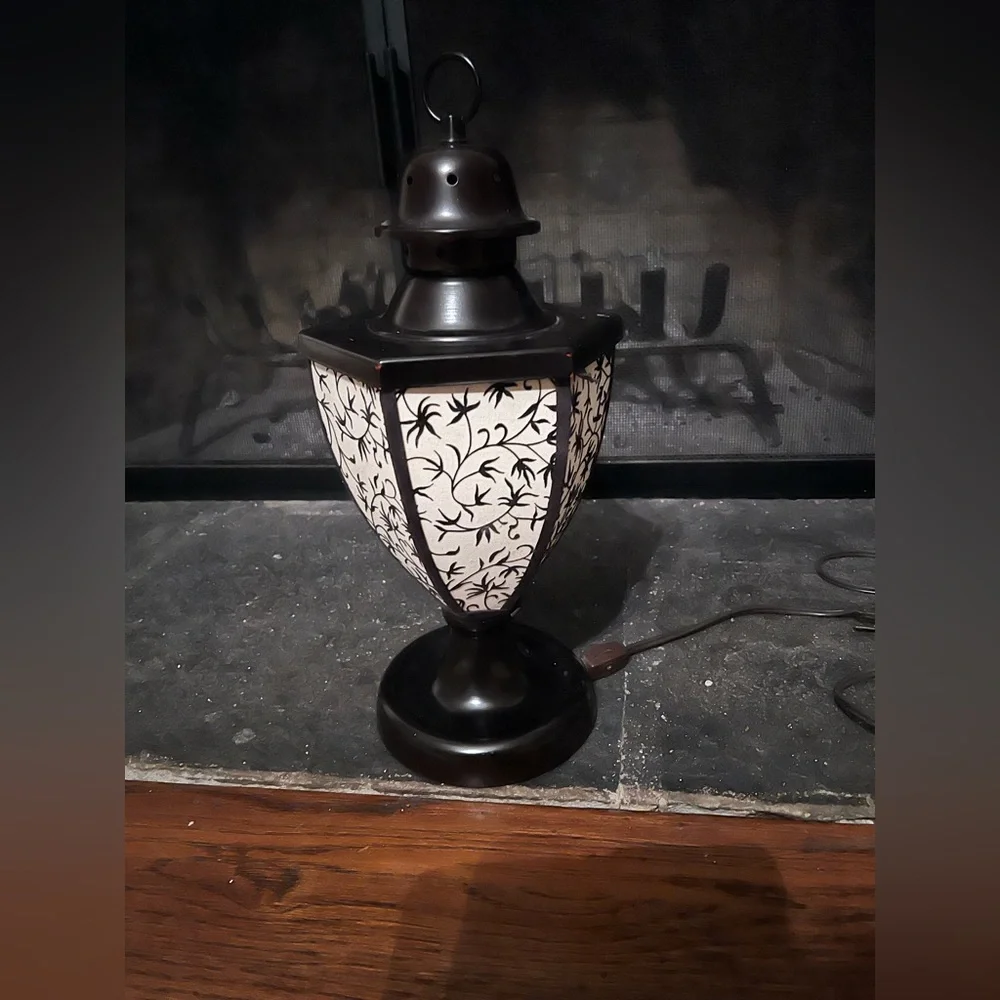 COPY - Beautiful lantern-style lamp. Beautiful condition